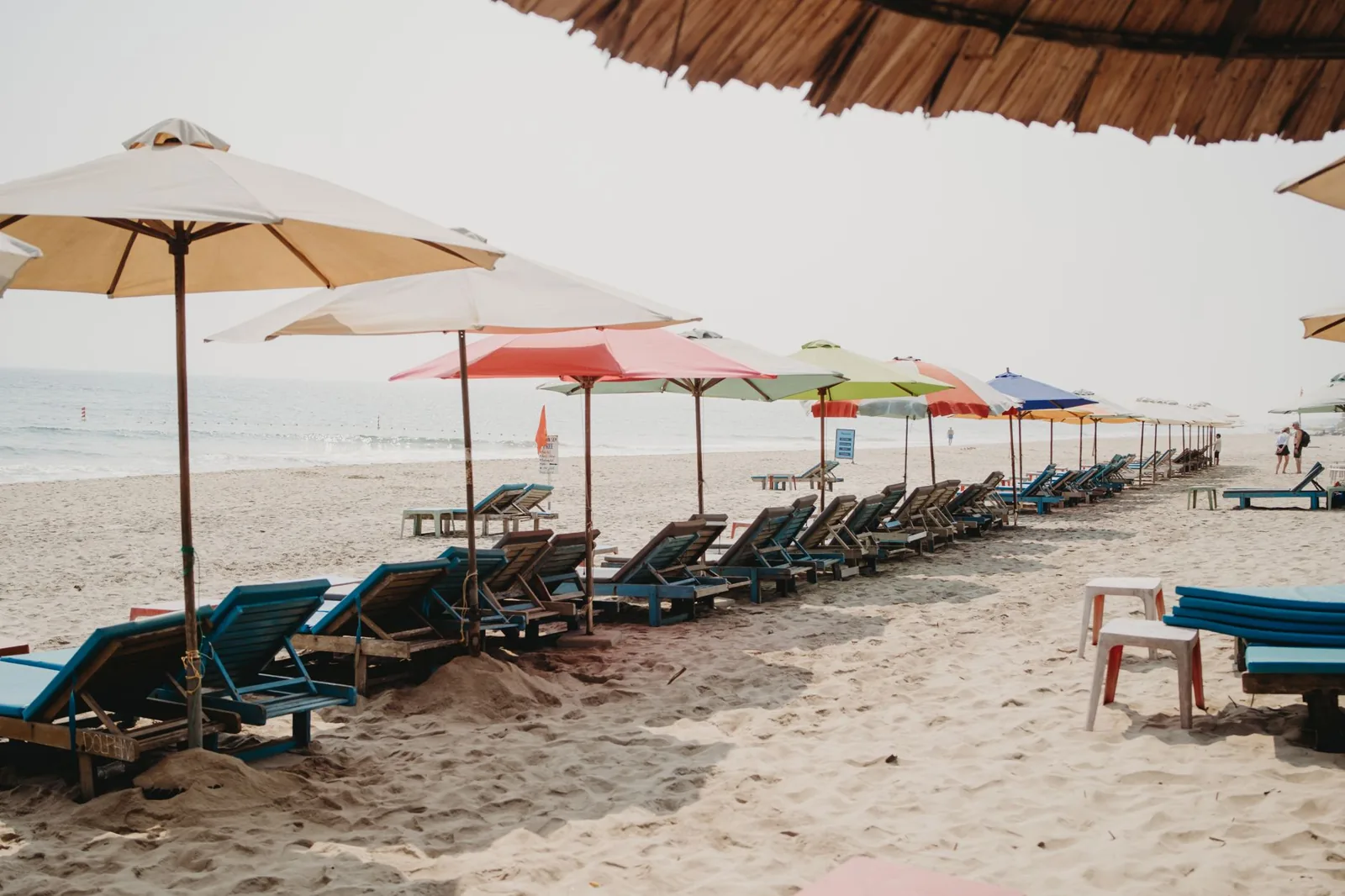 Best summer vacation spots along a quiet, sunny shoreline with turquoise water and soft sand